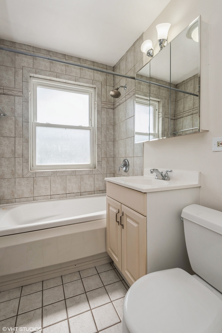 820 Seward Street, Unit 3E Evanston, IL 60202 - Photo 20 of 24 a bathroom with a sink a toilet and shower