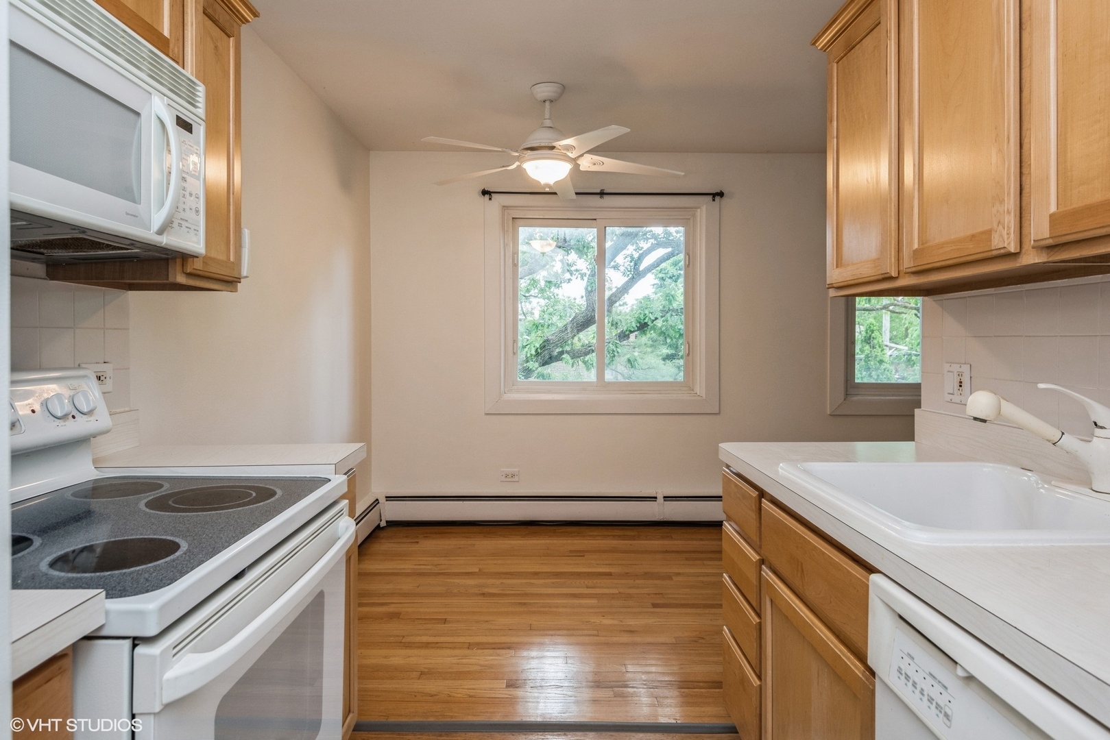 820 Seward Street, Unit 3E Evanston, IL 60202 - Photo 6 of 24 a kitchen with a sink stove and microwave