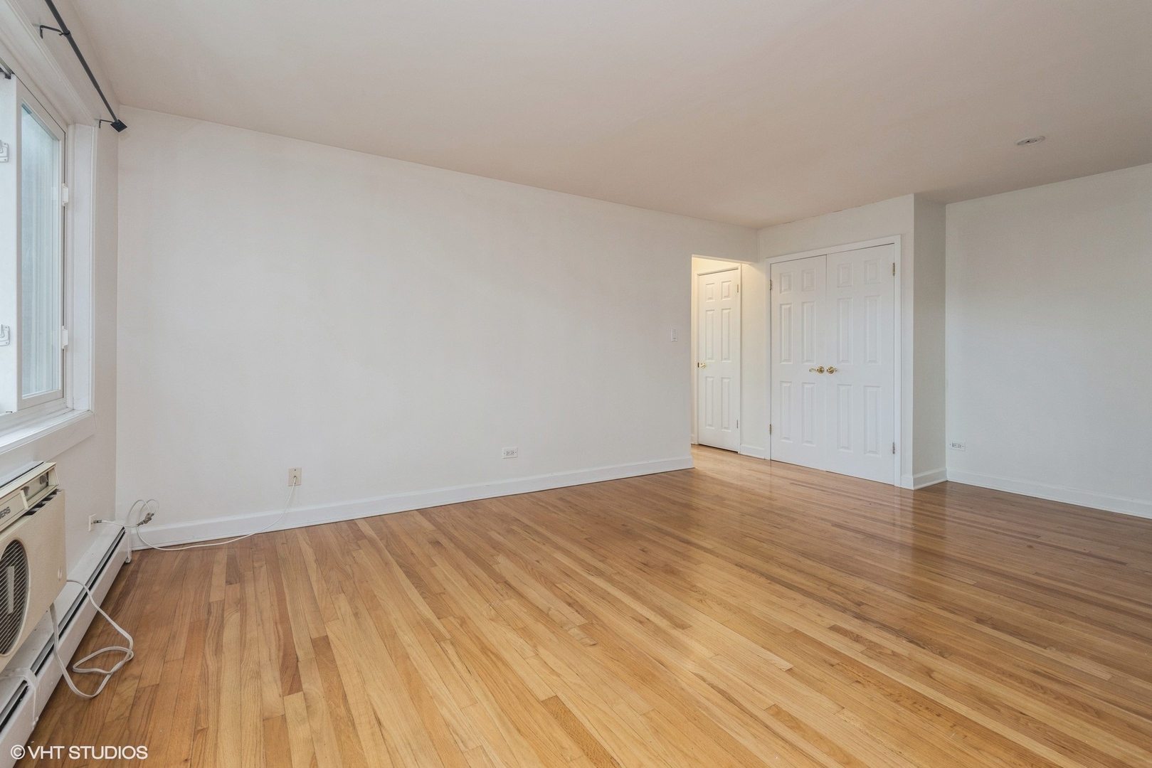 820 Seward Street, Unit 3E Evanston, IL 60202 - Photo 10 of 24 a view of empty room with wooden floor and fan