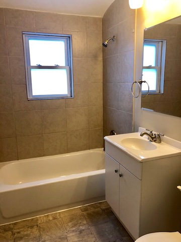 40 Valley Road Glen Ellyn, IL 60137 - Photo 17 of 24 a bathroom with a sink and a bathtub