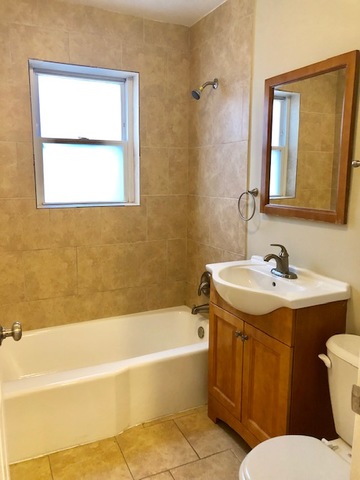 40 Valley Road Glen Ellyn, IL 60137 - Photo 3 of 24 a bathroom with a sink mirror toilet and bathtub