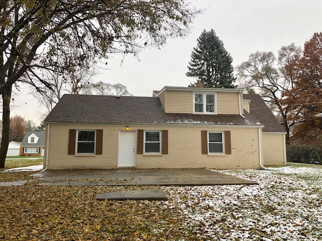 40 Valley Road Glen Ellyn, IL 60137 - Photo 24 of 24 a house with a outdoor space