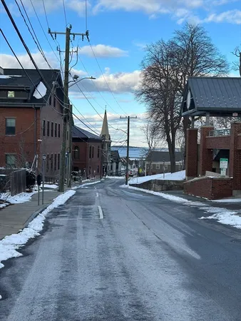 $3,200 | 131 Court Street, Unit 1L, Plymouth, MA 02360