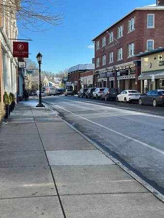 $3,200 | 131 Court Street, Unit 1L, Plymouth, MA 02360