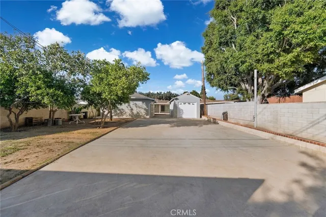 a view of a house with a backyard