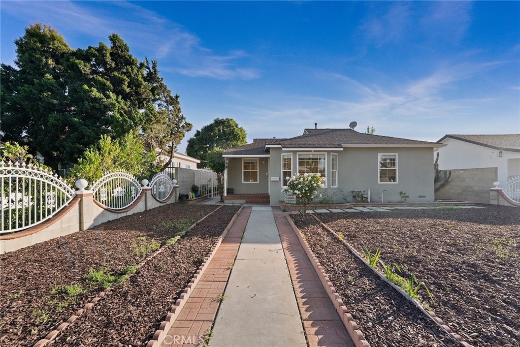 1104 Williamson Avenue Fullerton, CA 92833 - Photo 59 of 75 a view of a house with a yard