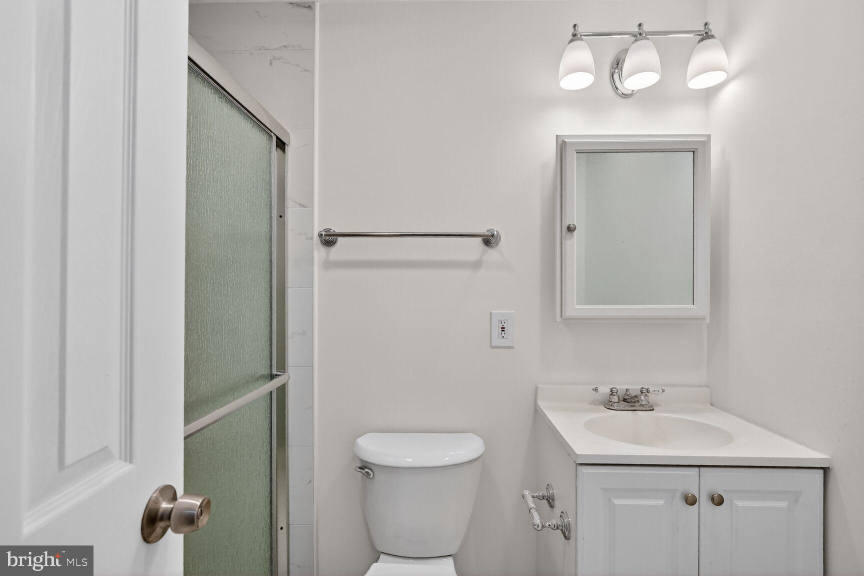 20415 Boulder Ridge Terrace Gaithersburg, MD 20882 - Photo 11 of 24 a bathroom with a toilet sink and mirror