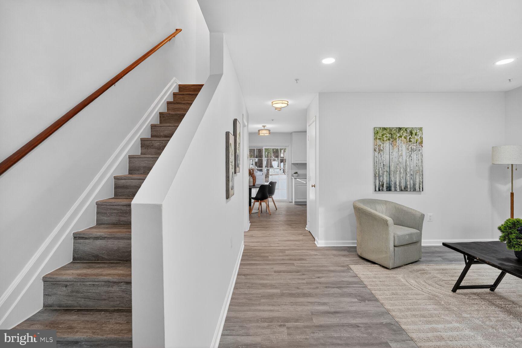 20415 Boulder Ridge Terrace Gaithersburg, MD 20882 - Photo 2 of 24 a hallway with wooden floor and furniture