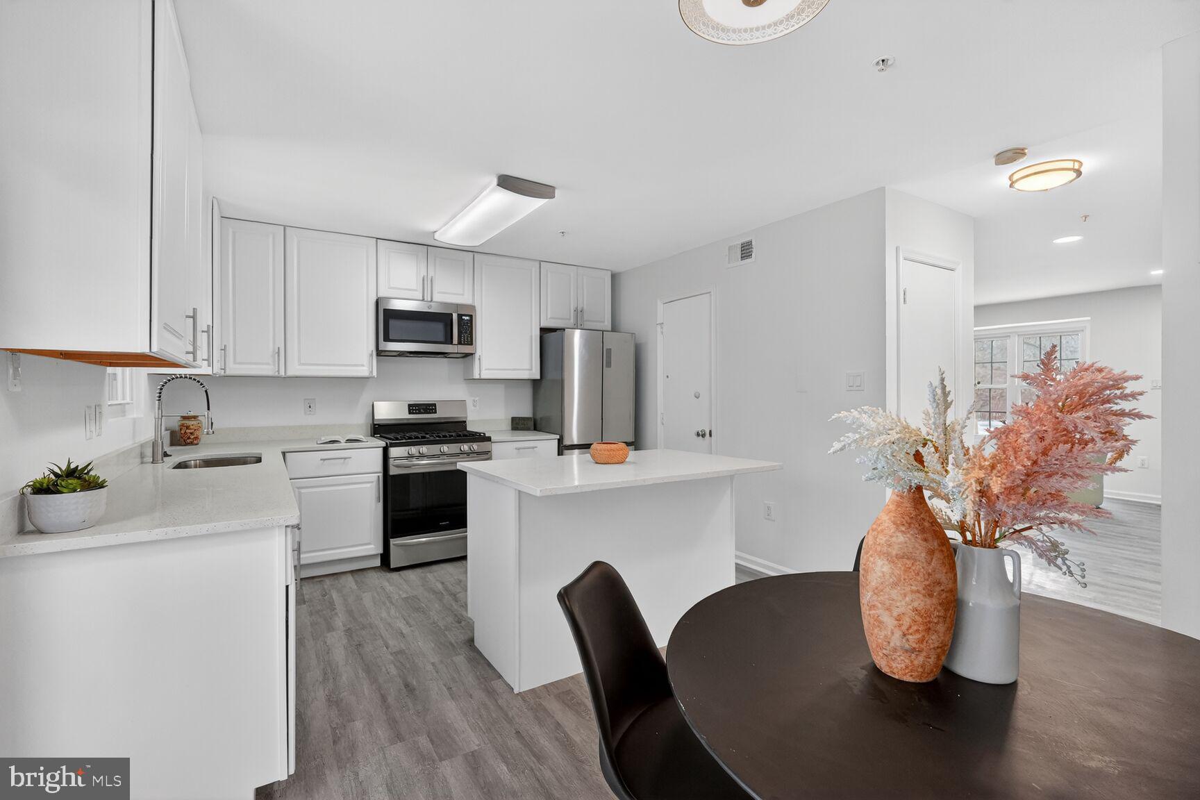 20415 Boulder Ridge Terrace Gaithersburg, MD 20882 - Photo 6 of 24 a kitchen with a table and chairs in it