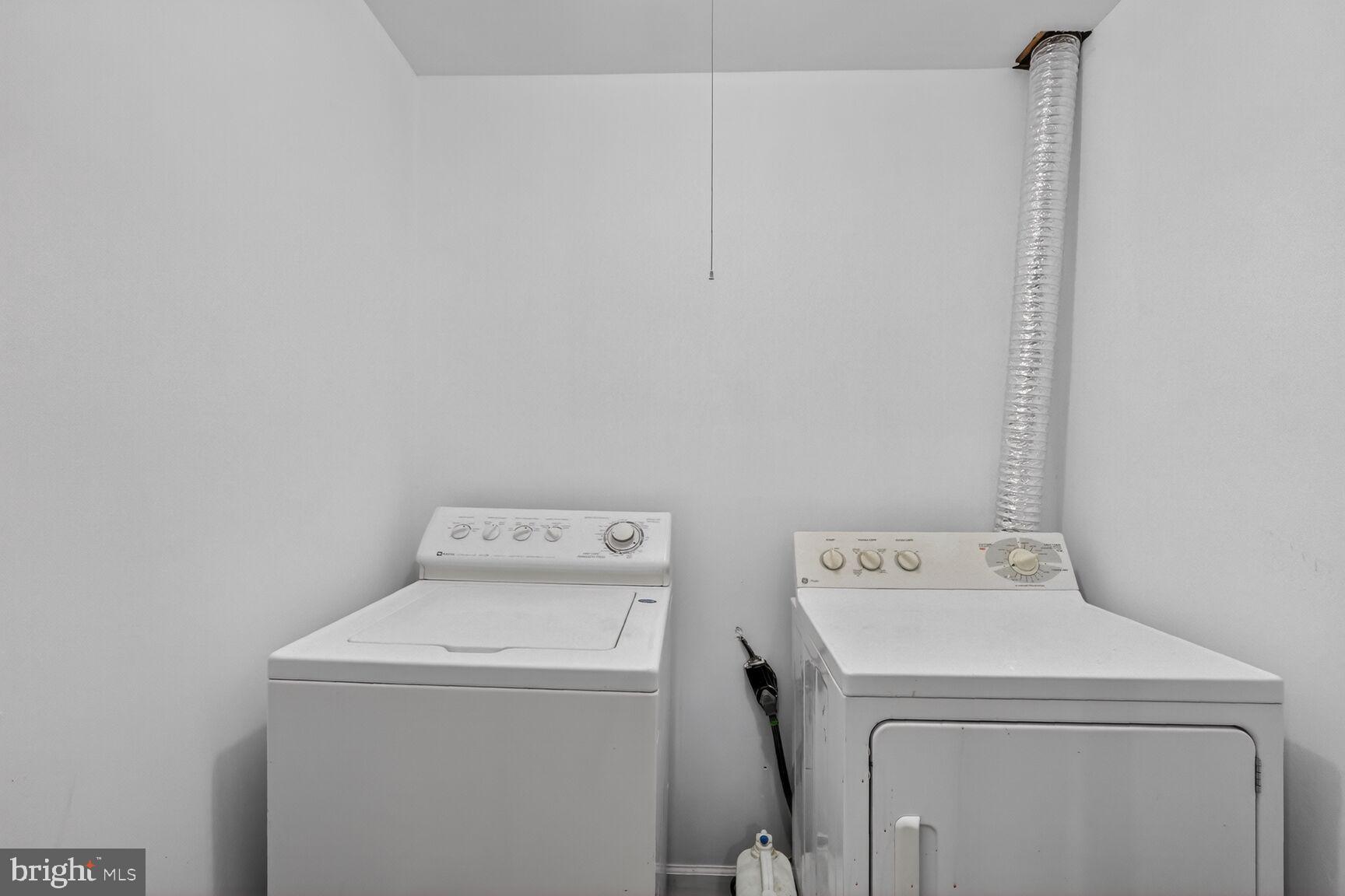 20415 Boulder Ridge Terrace Gaithersburg, MD 20882 - Photo 10 of 24 a utility room with dryer and washer