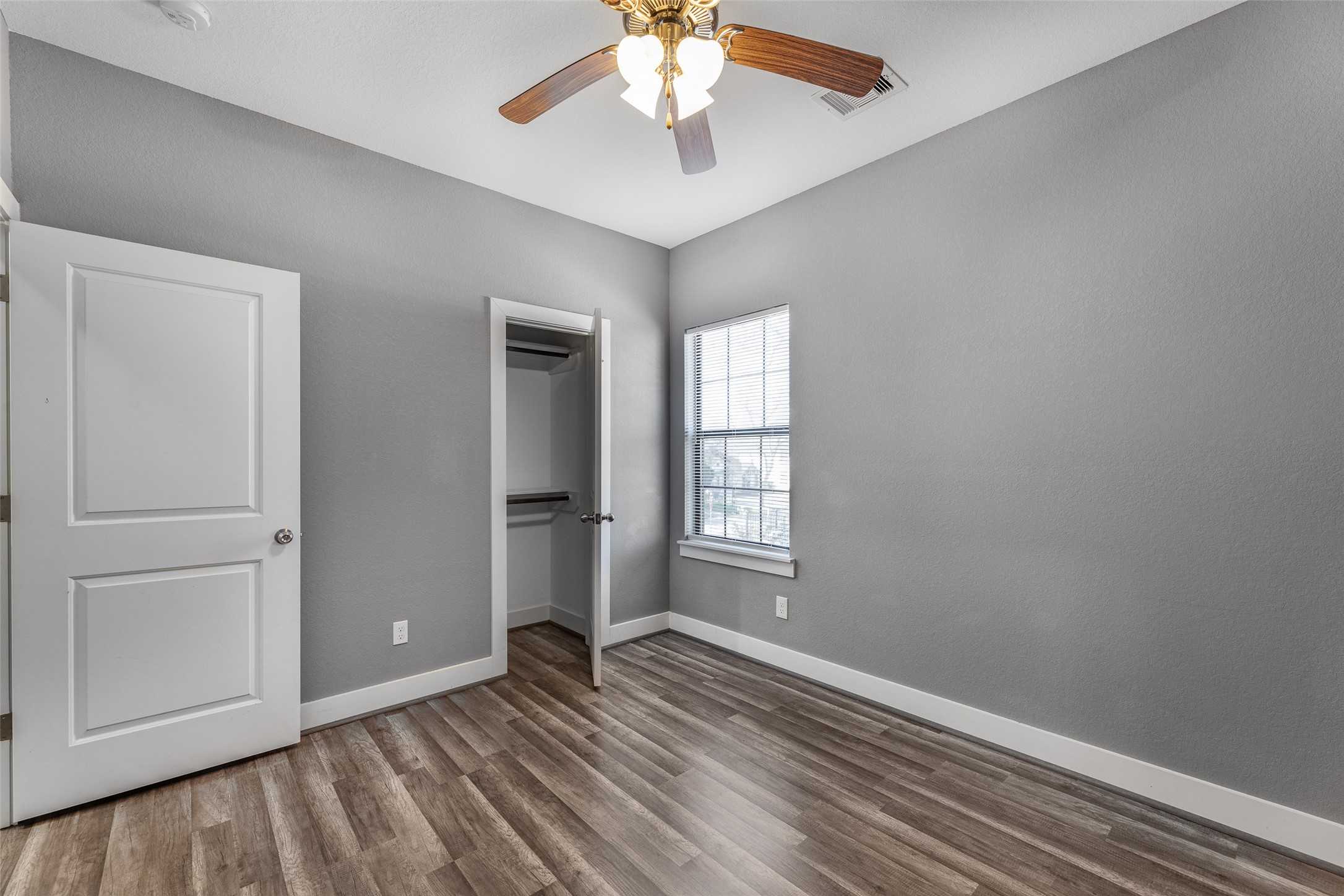6501 Stratton Street Houston, TX 77023 - Photo 21 of 46 Secondary bedroom.