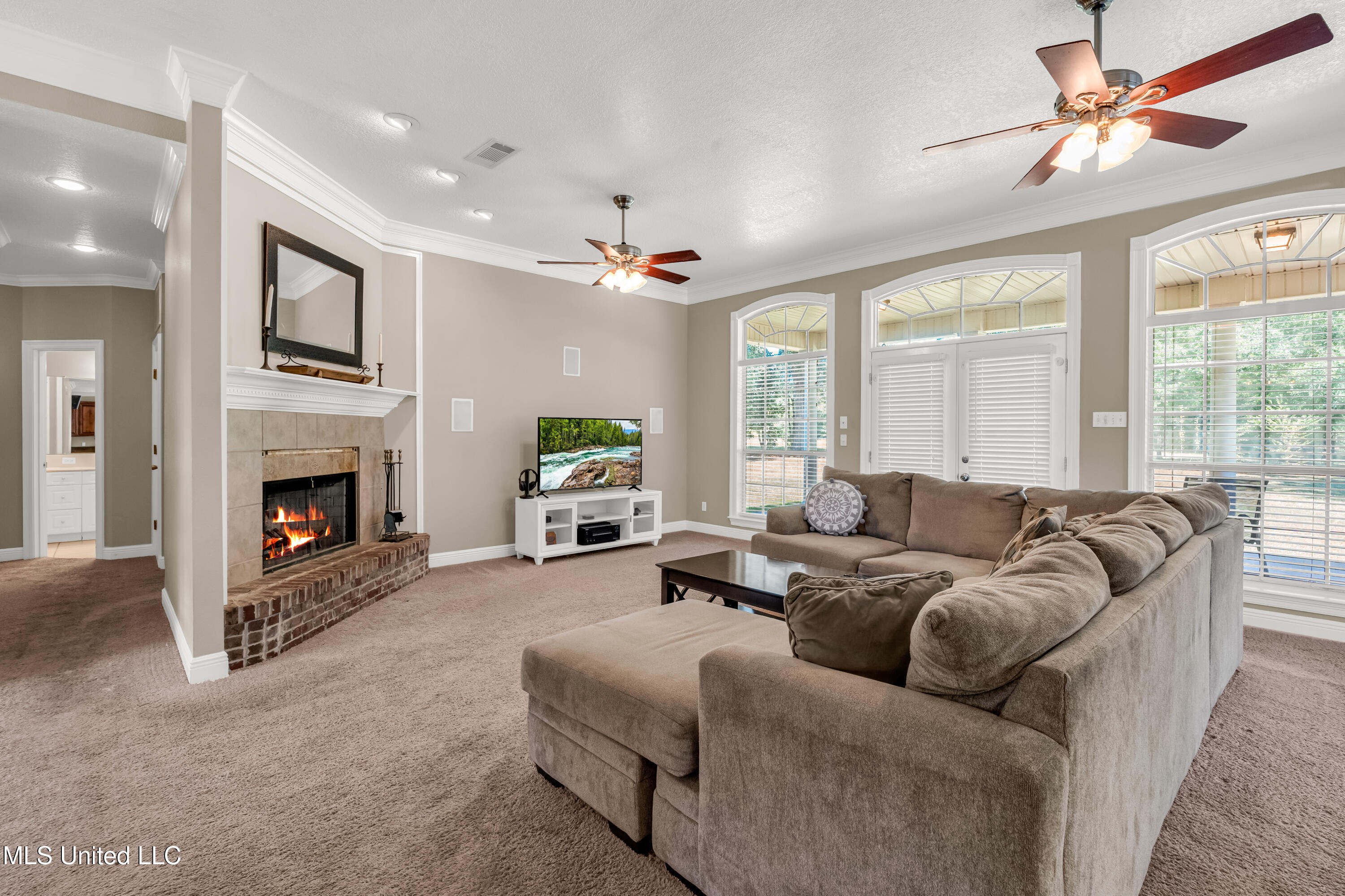 15110 Lorraine Road Biloxi, MS 39532 - Photo 8 of 30 LIVING ROOM