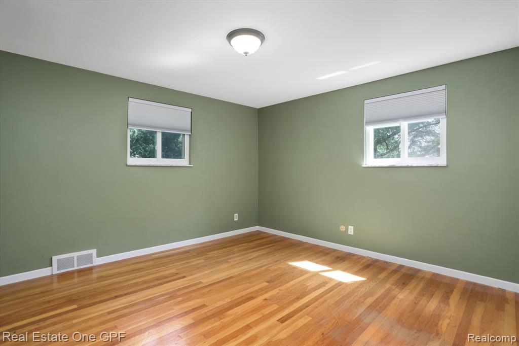 724 South Rosedale Court Grosse Pointe Woods, MI 48080 - Photo 20 of 31