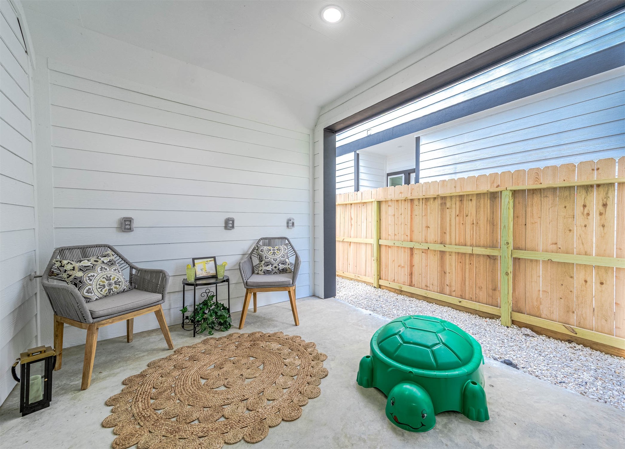 1515 Euel Street Houston, TX 77009 - Photo 32 of 34 Private covered patio area—perfect for morning coffee or relaxing outdoor evenings.