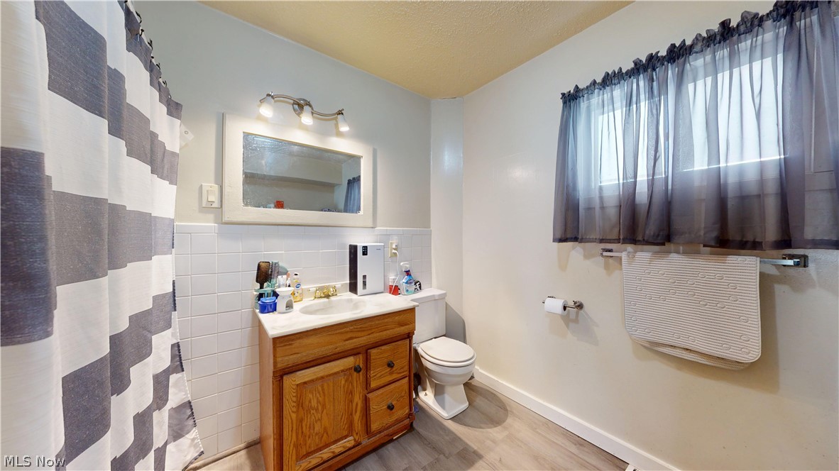 809 28th Street Vienna, WV 26105 - Photo 17 of 21 LARGE BATHROOM