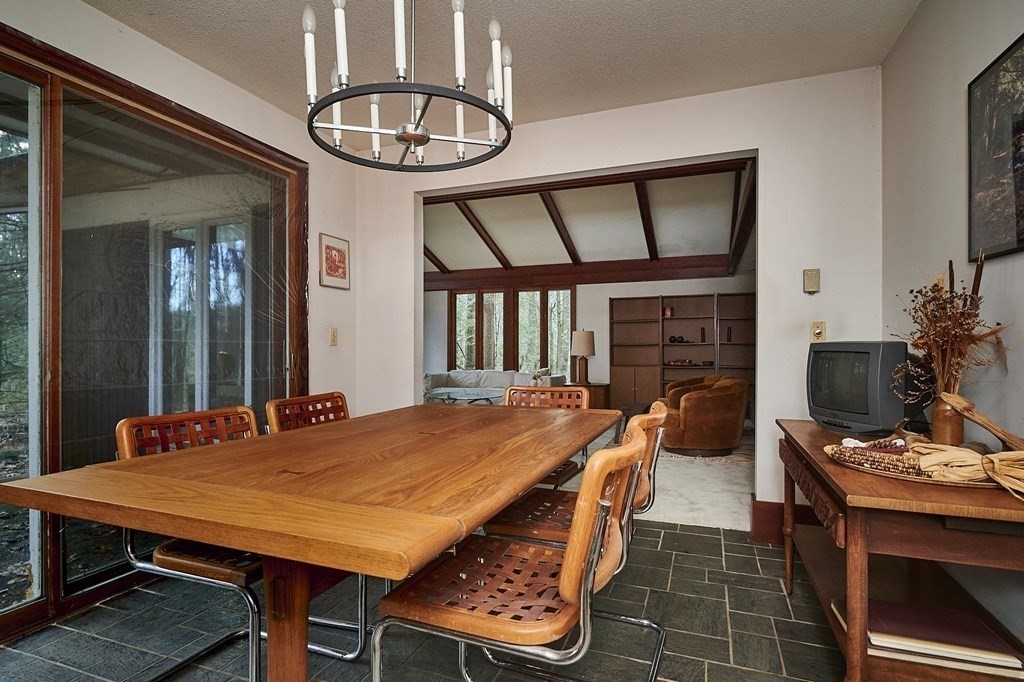 209 North Valley Road Amherst, MA 01002 - Photo 10 of 33