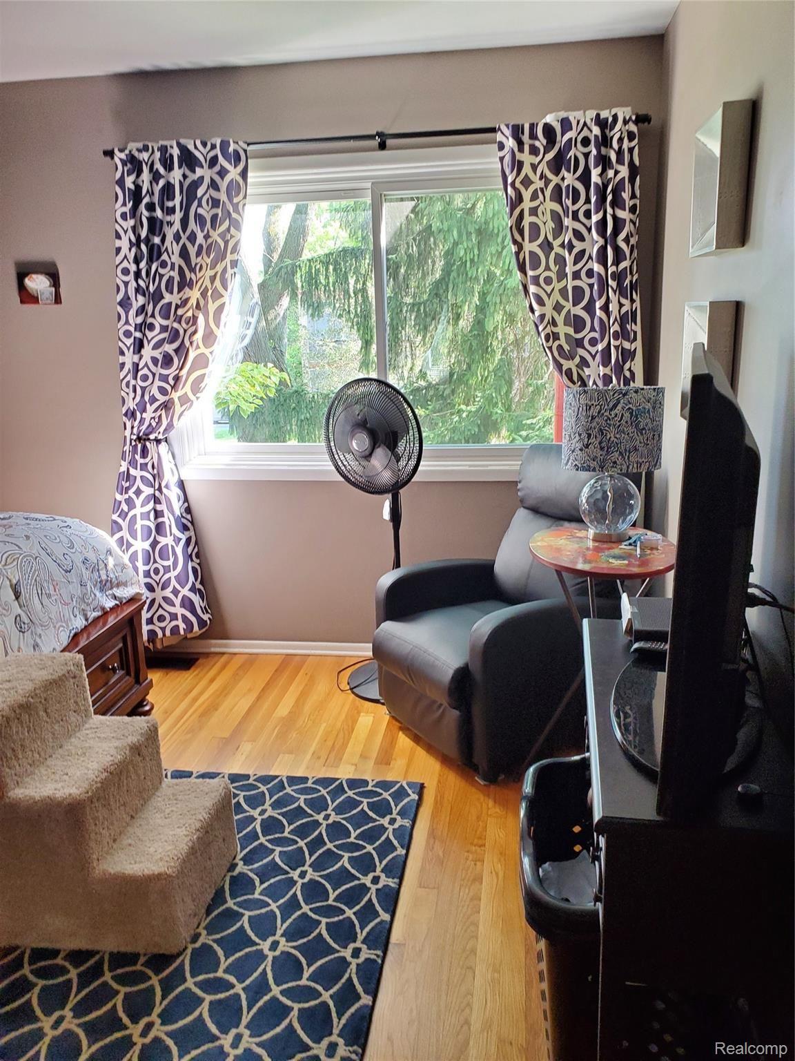 16563 Middlebelt Road Livonia, MI 48154 - Photo 11 of 21 LARGE WINDOW IN MASTER BEDROOM/SITTING AREA