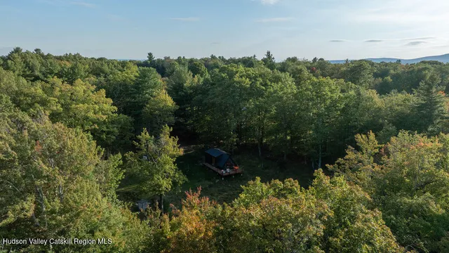 a view of a small house with yard