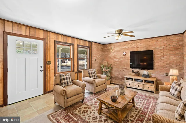 a view of an entryway with livingroom