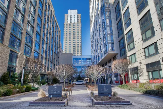 $5,800 | 10 City Place, Unit PH4, White Plains, NY 10601