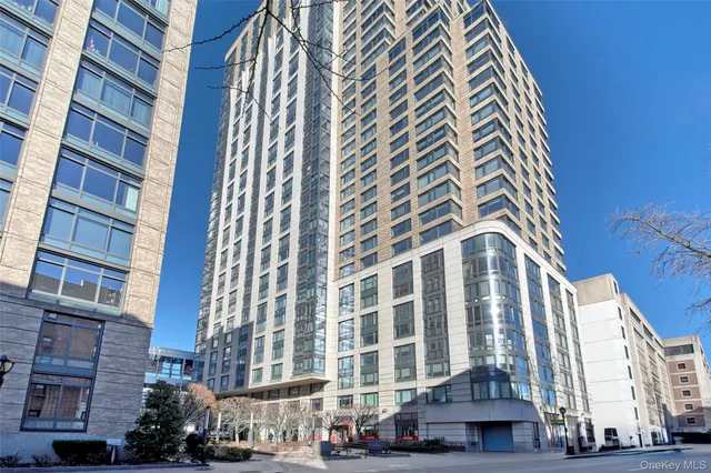 $5,800 | 10 City Place, Unit PH4, White Plains, NY 10601