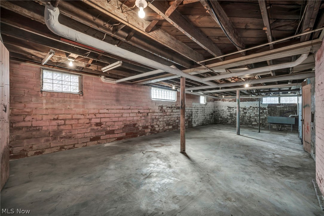 3272 Tullamore Road Cleveland, OH 44118 - Photo 47 of 47 Below grade area with healthy amount of natural light