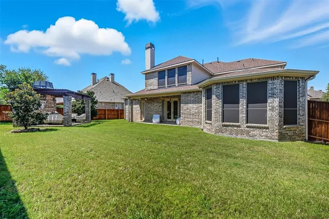 a view of a house with backyard and porch