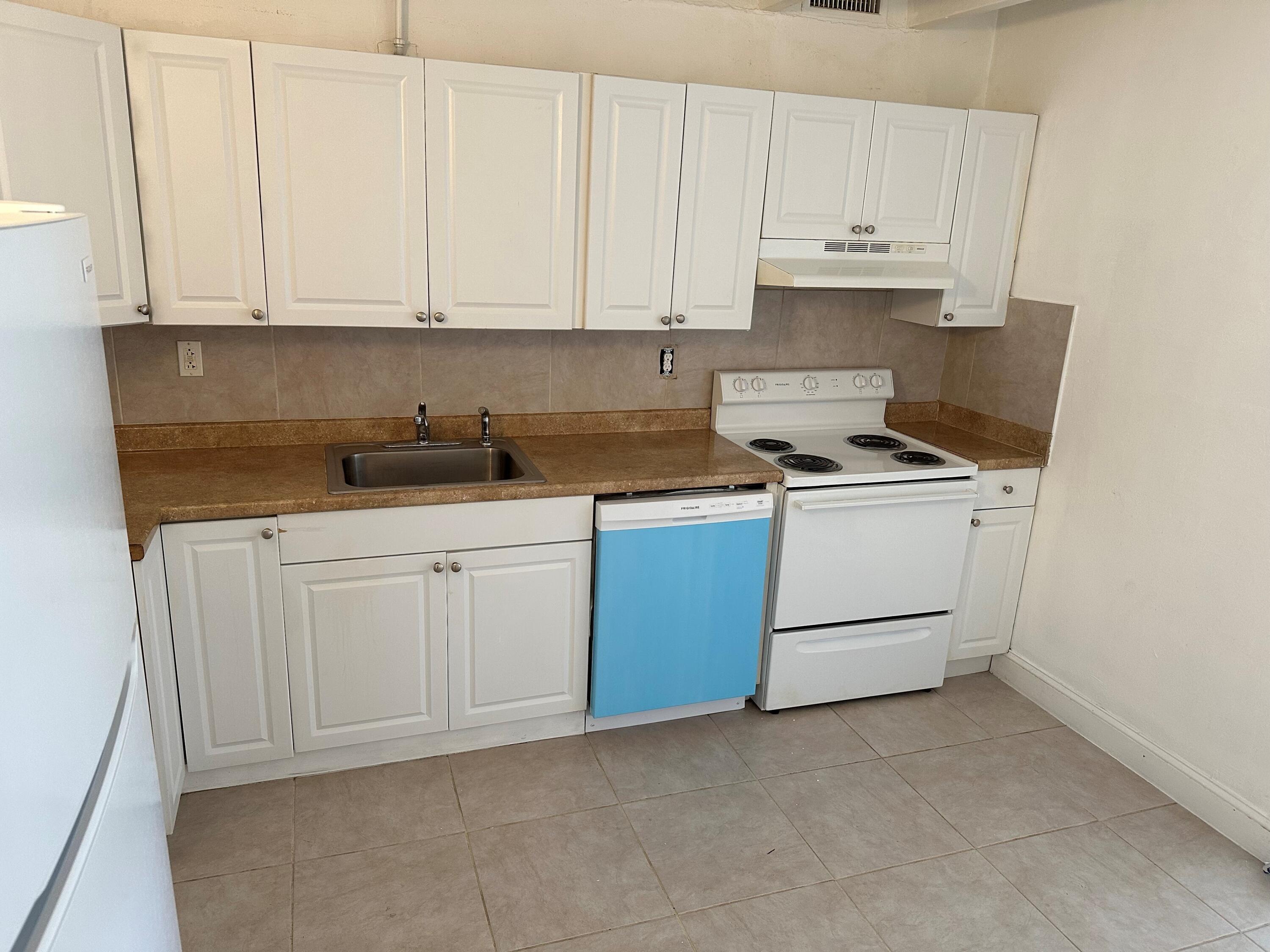 330 Northwest 20th Street, Unit 210 Boca Raton, FL 33431 - Photo 3 of 6 Kitchen (1)