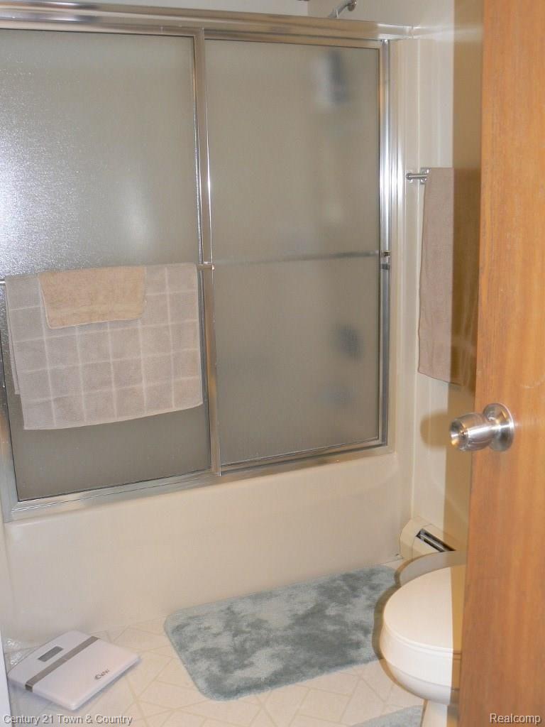 2297 London Bridge Drive, Unit 28 Rochester, MI 48307 - Photo 19 of 29 Spacious Bath.jpg