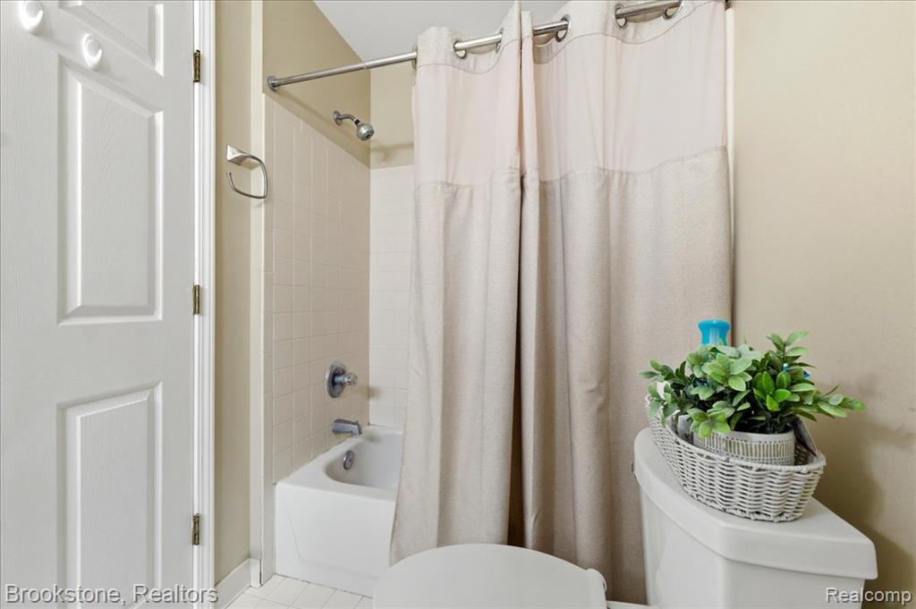 110 Pine Tree Ridge, Unit 3 Waterford, MI 48327 - Photo 18 of 32 Gallery Image 18