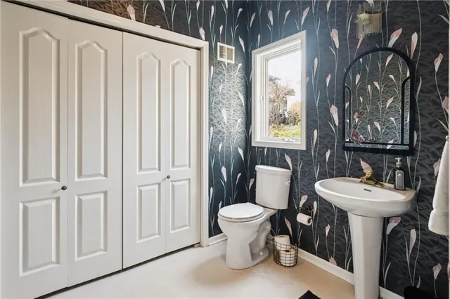 $525,000 | 5305 Northwest Bluff Drive, Kansas City, MO 64152