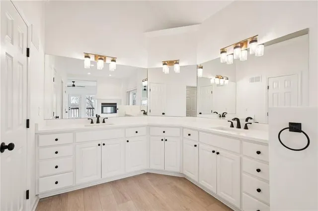 $525,000 | 5305 Northwest Bluff Drive, Kansas City, MO 64152