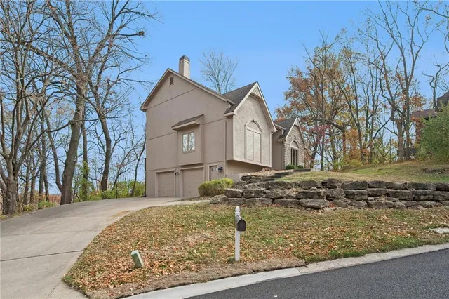 $525,000 | 5305 Northwest Bluff Drive, Kansas City, MO 64152