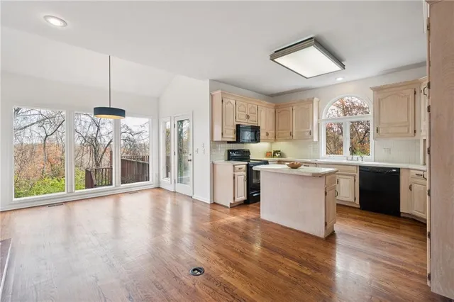 $525,000 | 5305 Northwest Bluff Drive, Kansas City, MO 64152