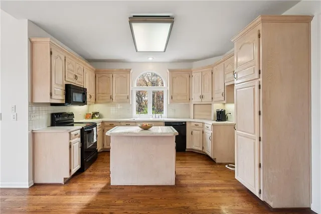 $525,000 | 5305 Northwest Bluff Drive, Kansas City, MO 64152