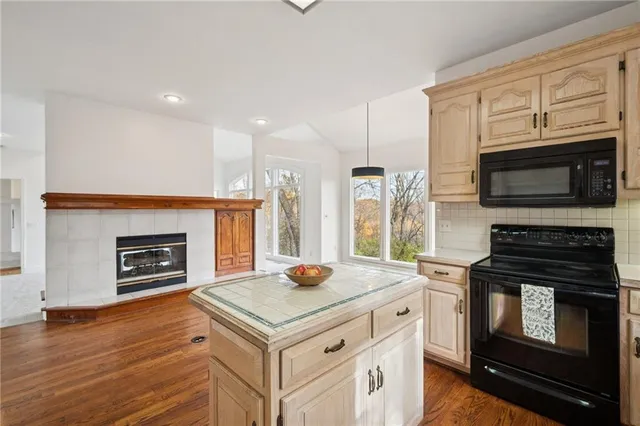 $525,000 | 5305 Northwest Bluff Drive, Kansas City, MO 64152