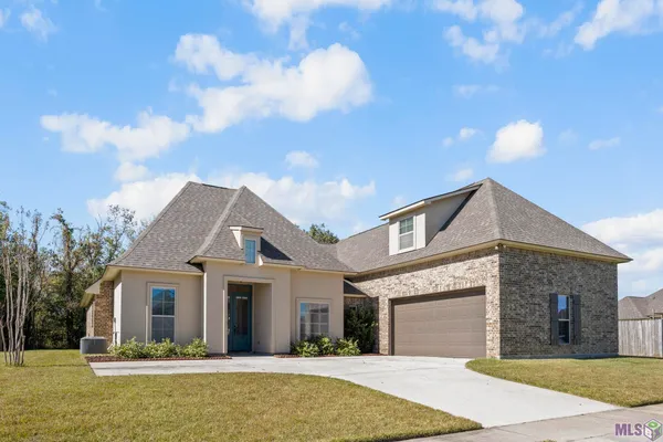 $350,000 | 7119 Lakecrest Drive, Zachary, LA 70791