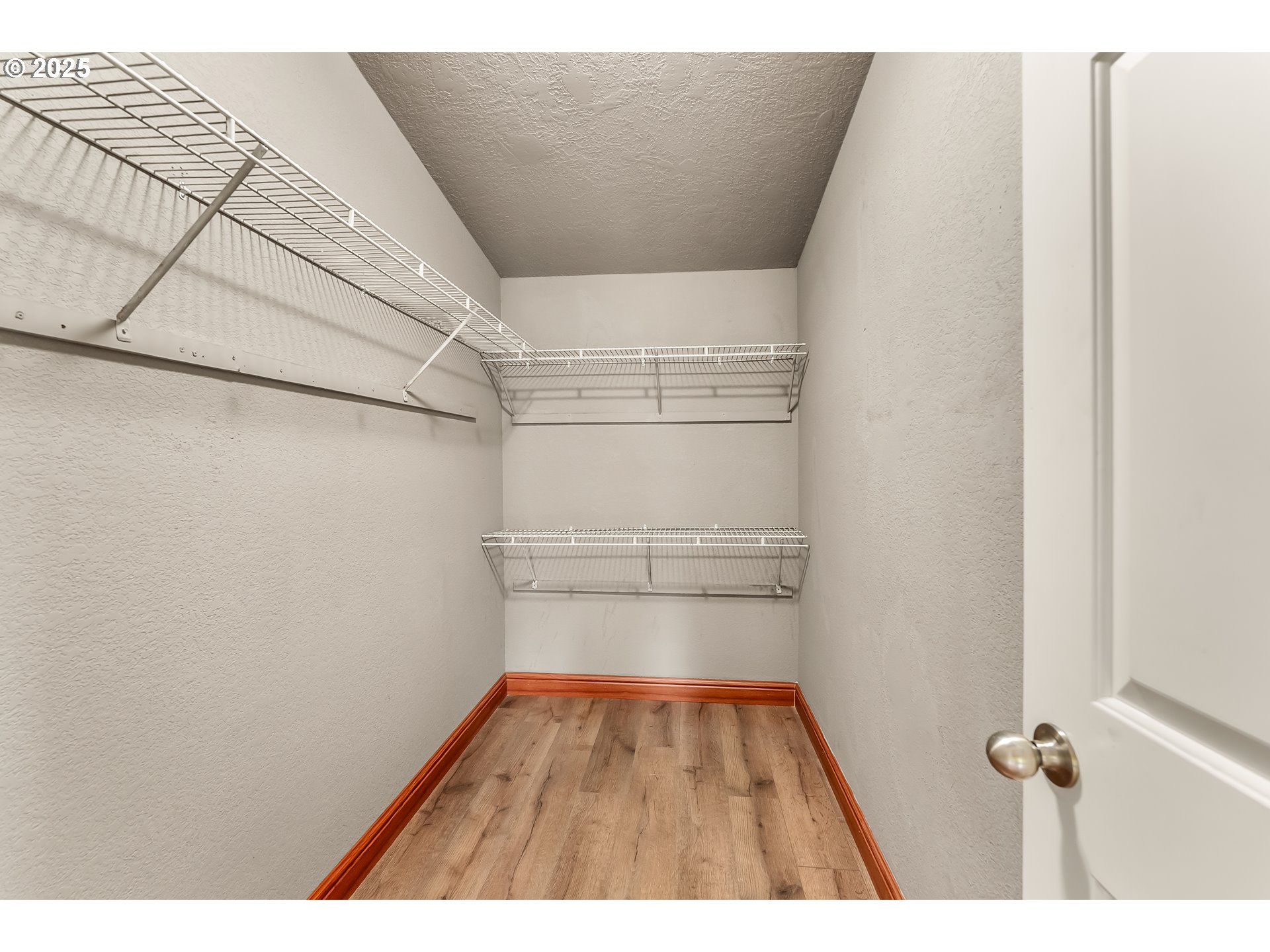 161 South Avenue Sutherlin, OR 97479 - Photo 15 of 45 a view of balcony with wooden floor