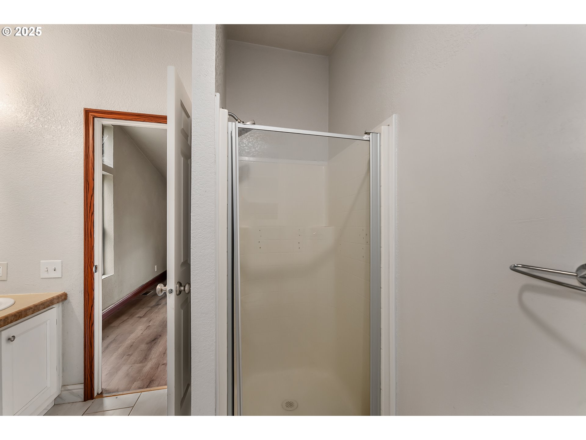 161 South Avenue Sutherlin, OR 97479 - Photo 17 of 45 a view of bathroom with shower