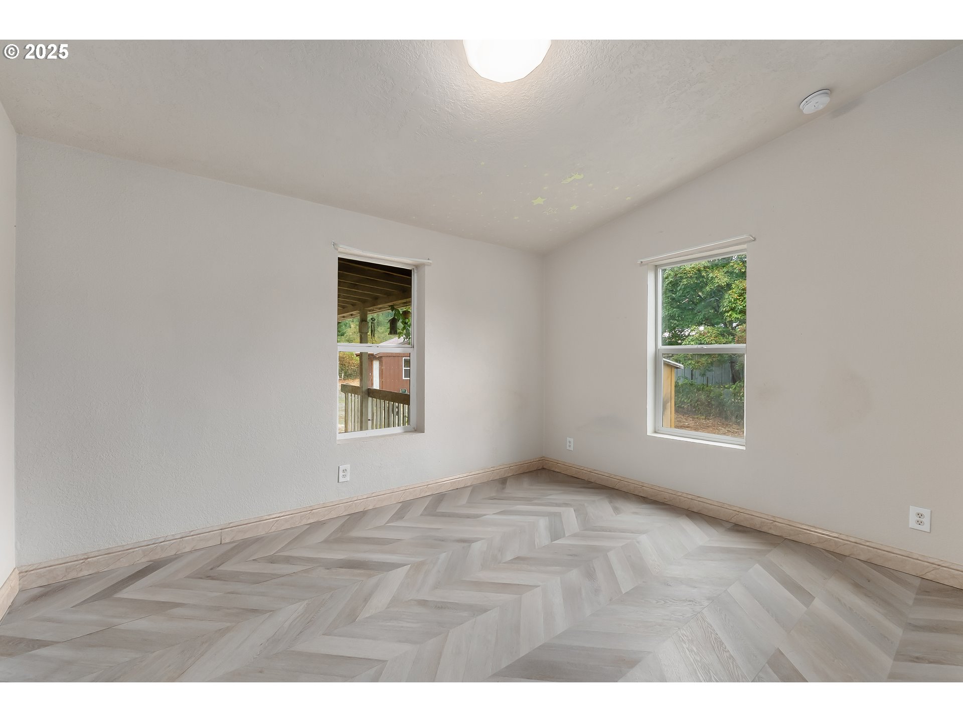161 South Avenue Sutherlin, OR 97479 - Photo 20 of 45 a view of an empty room with a window