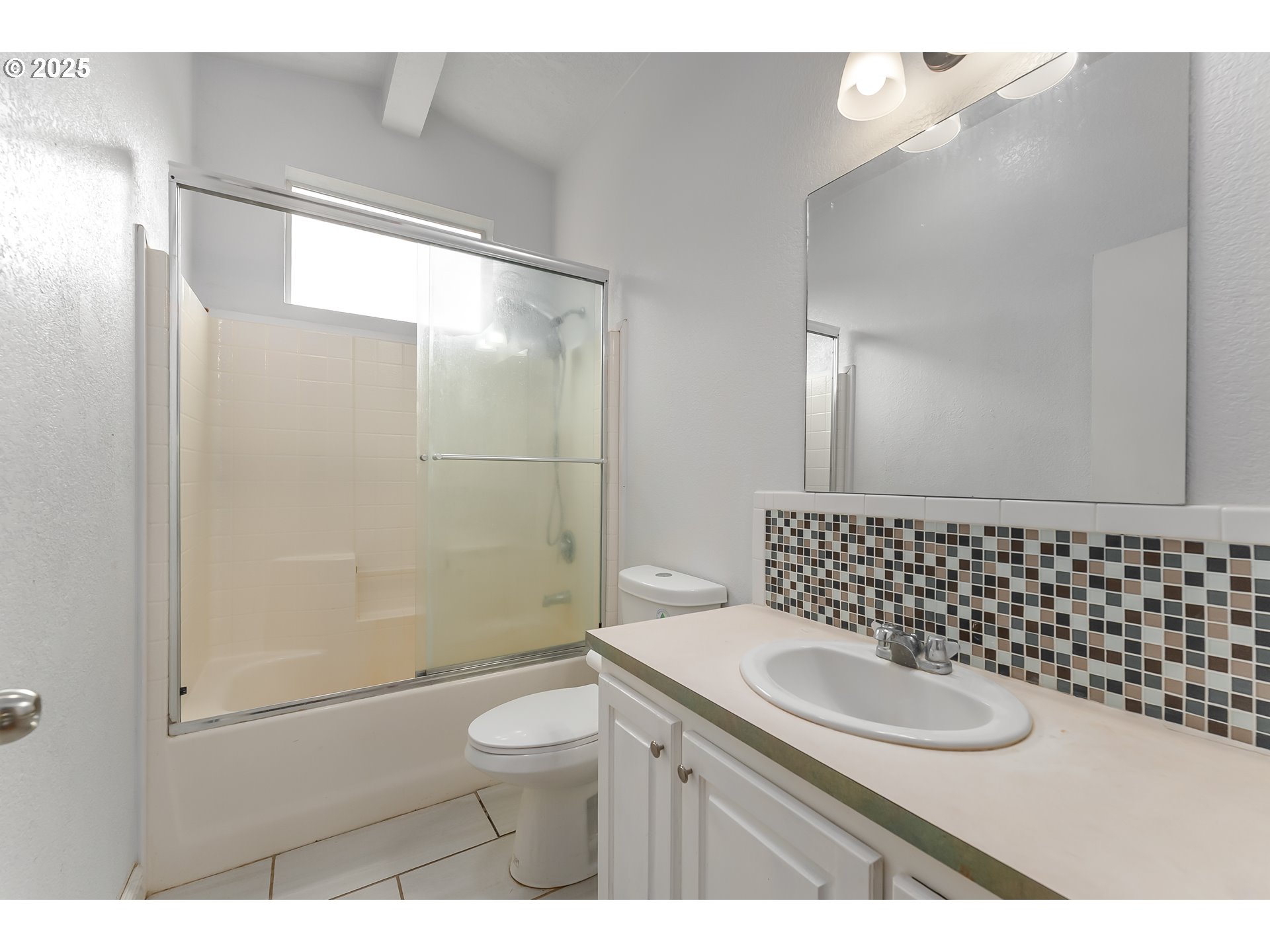 161 South Avenue Sutherlin, OR 97479 - Photo 22 of 45 a bathroom with a sink a toilet and shower