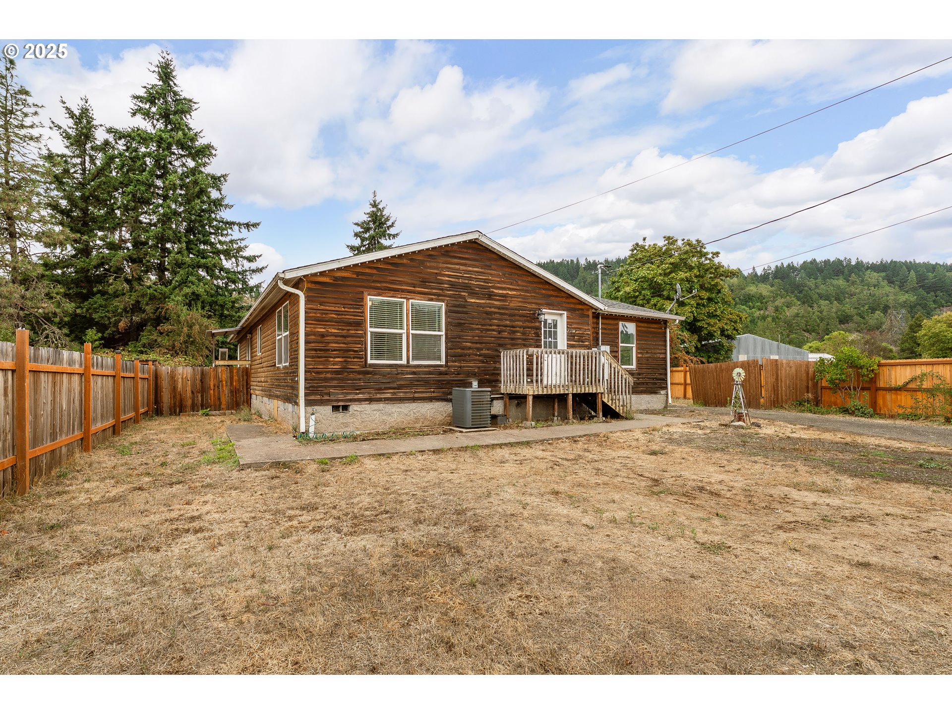 161 South Avenue Sutherlin, OR 97479 - Photo 30 of 45 a front view of a house with a garden