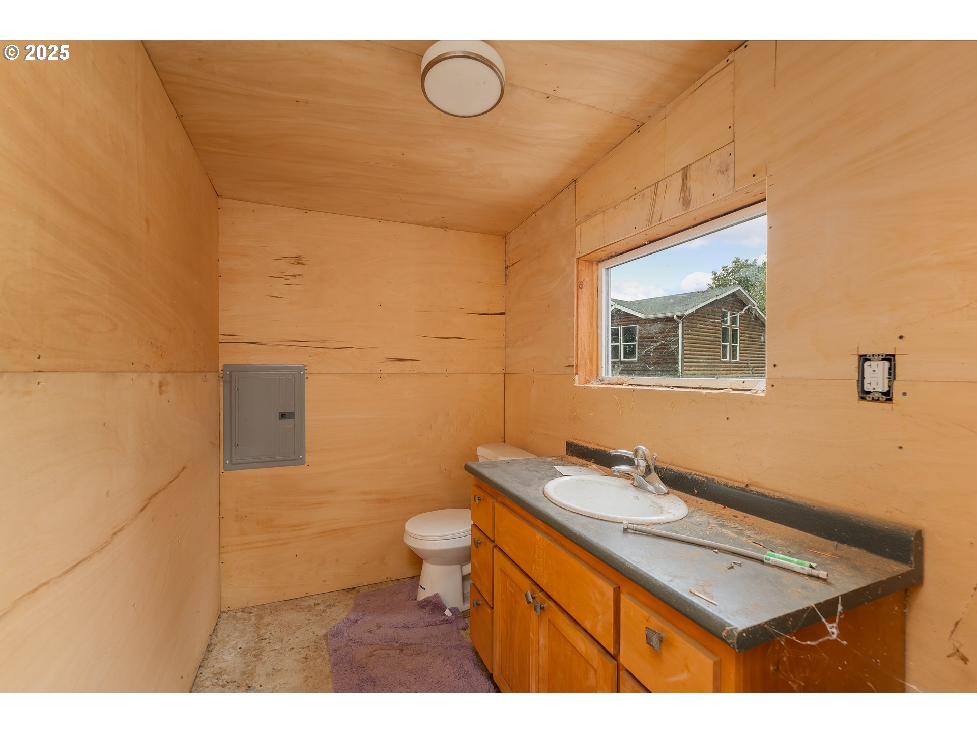 161 South Avenue Sutherlin, OR 97479 - Photo 34 of 45 a bathroom with a sink mirror vanity and toilet