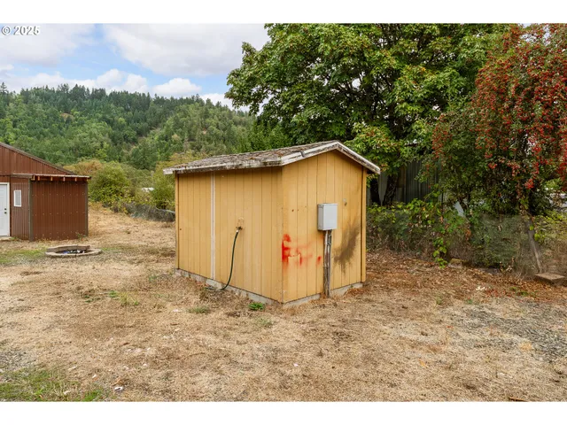 a view of an outdoor space