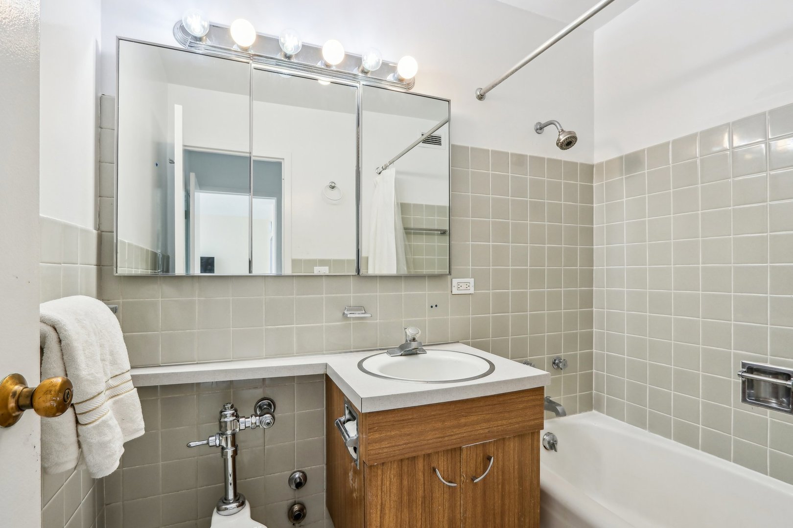 5757 North Sheridan Road, Unit 4G Chicago, IL 60660 - Photo 13 of 24 Gallery Image 13