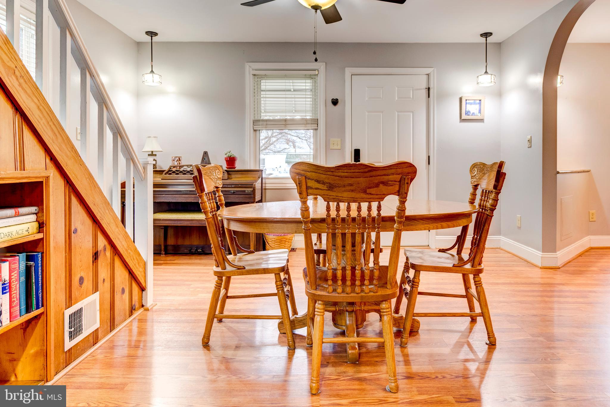 824 Martin Road Baltimore, MD 21221 - Photo 3 of 36 Spacious dining room with built-in shelving