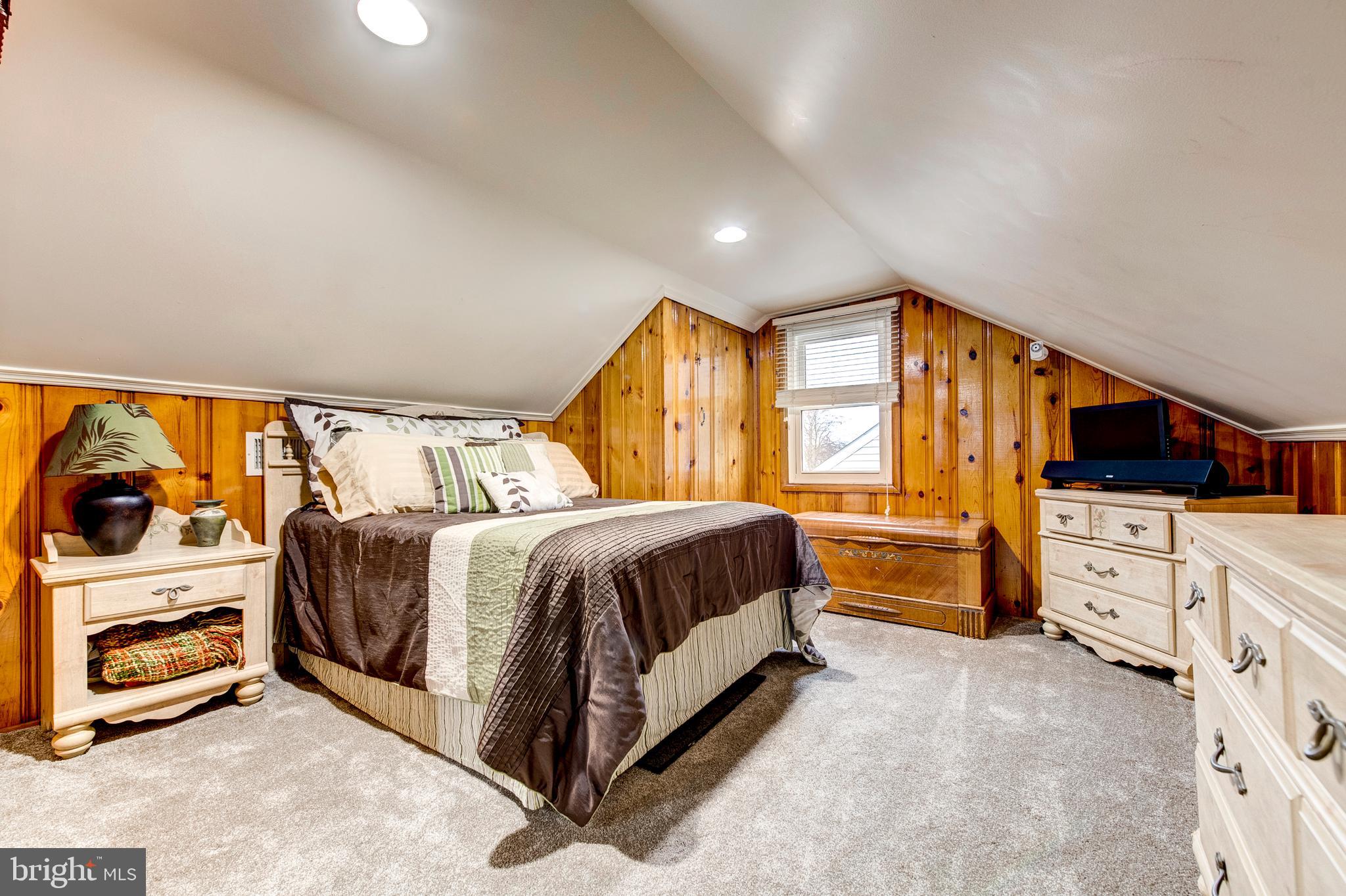 824 Martin Road Baltimore, MD 21221 - Photo 21 of 36 Third bedroom on upper level is cozy and warm