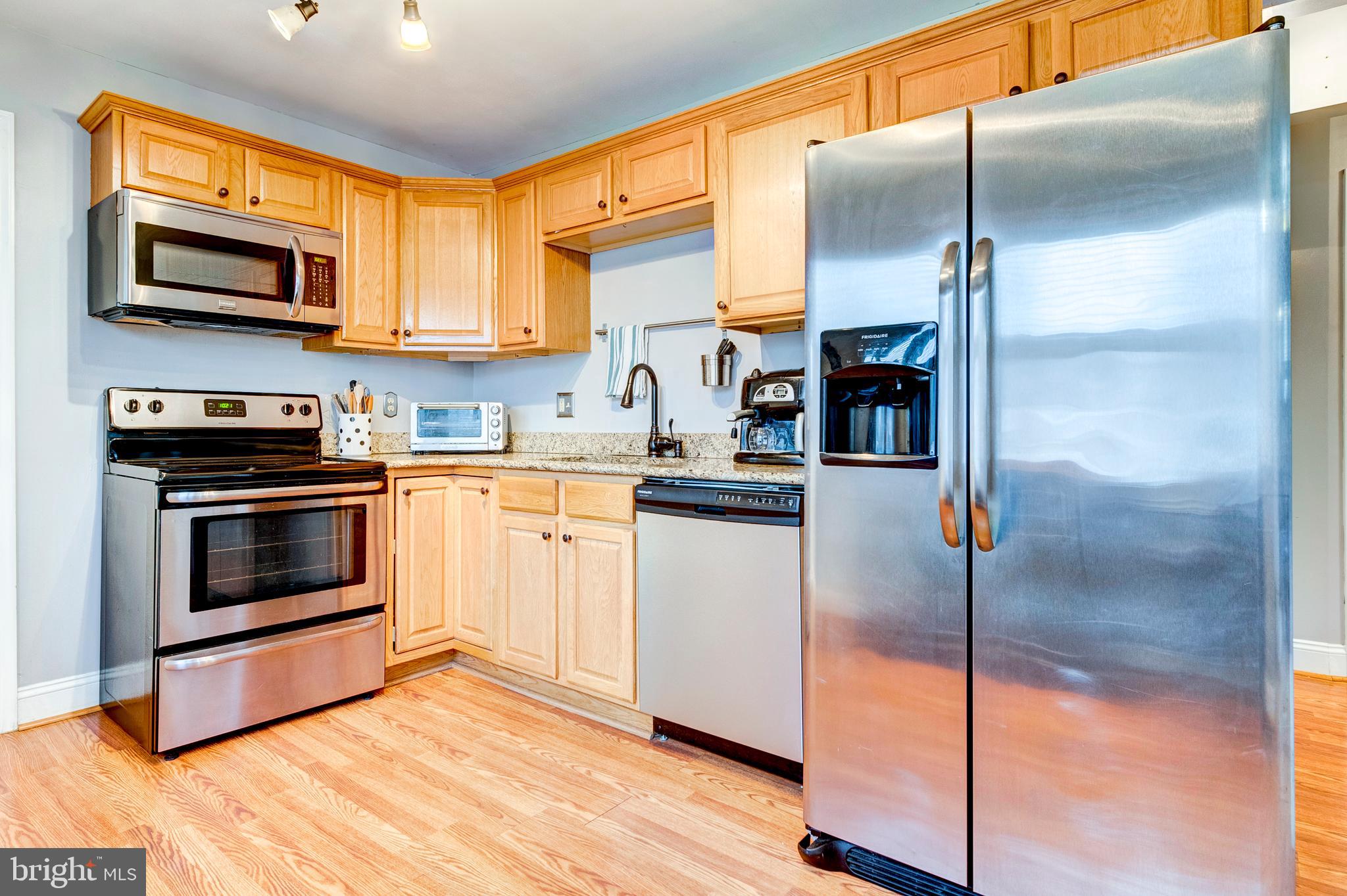 824 Martin Road Baltimore, MD 21221 - Photo 5 of 36 Cooks kitchen with stainless steel appliances