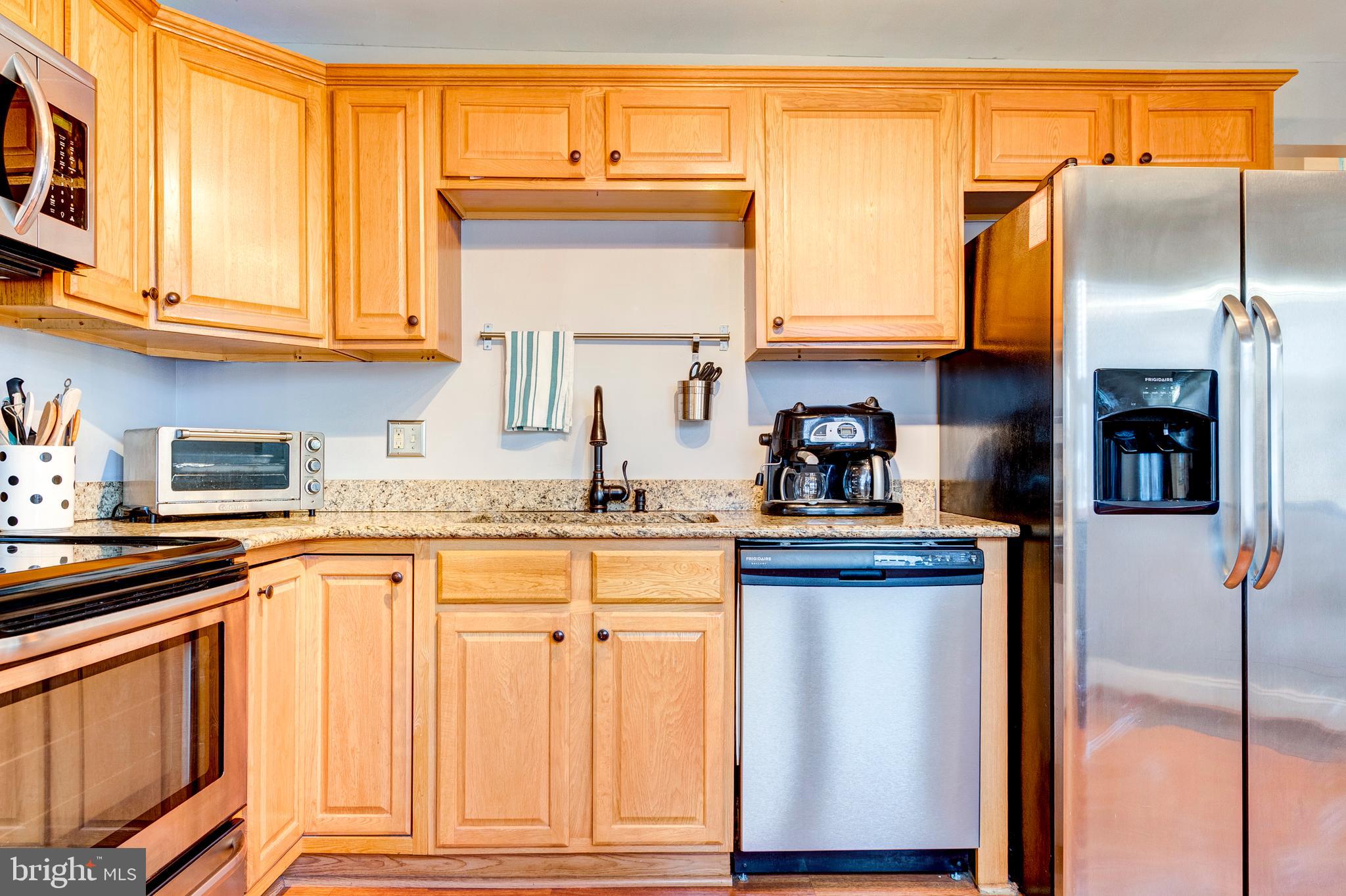 824 Martin Road Baltimore, MD 21221 - Photo 7 of 36 Granite counters and plenty of cabinets