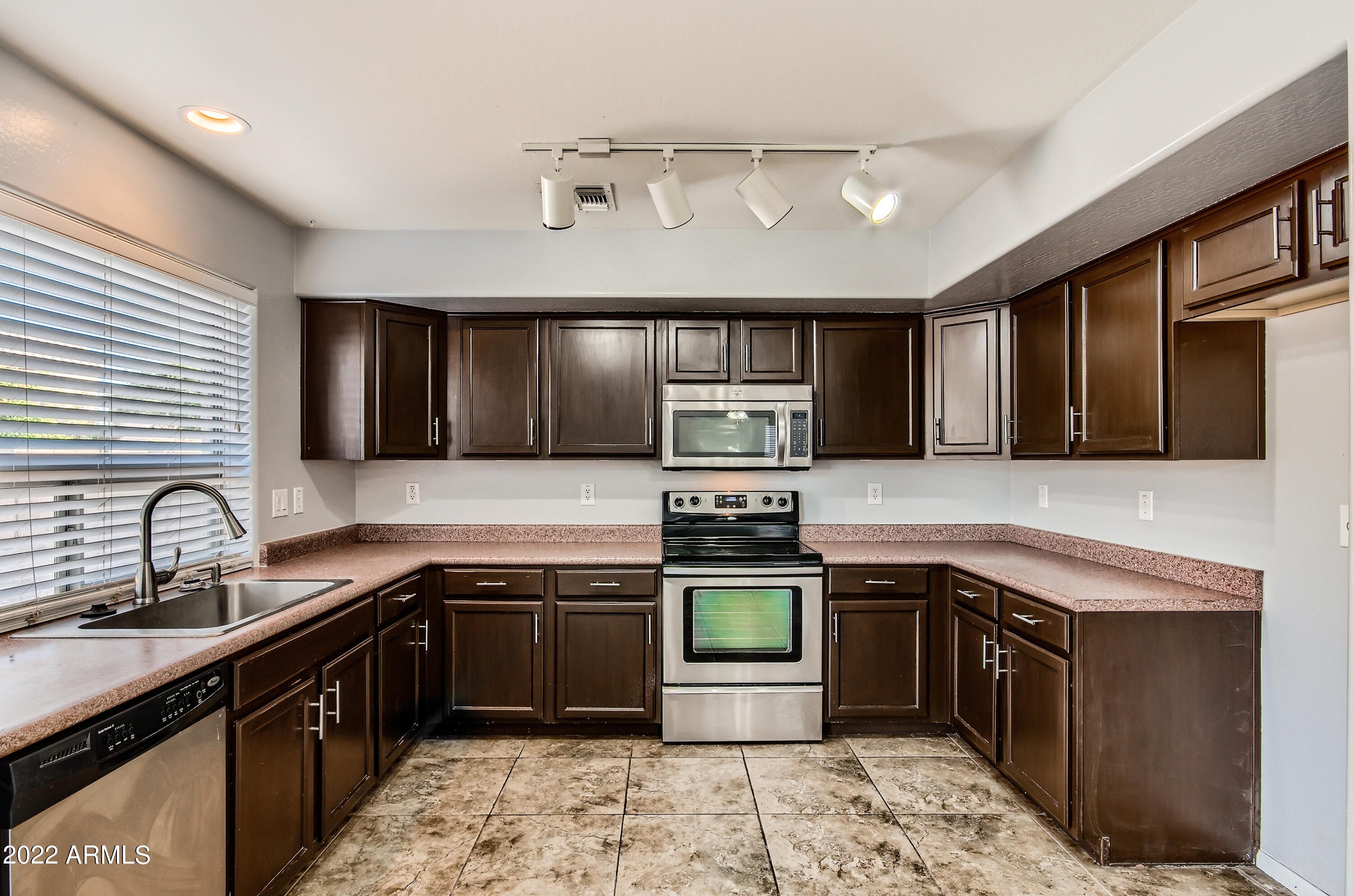 21201 North Conlon Road Maricopa, AZ 85138 - Photo 11 of 33 11-473663972-11 Kitchen